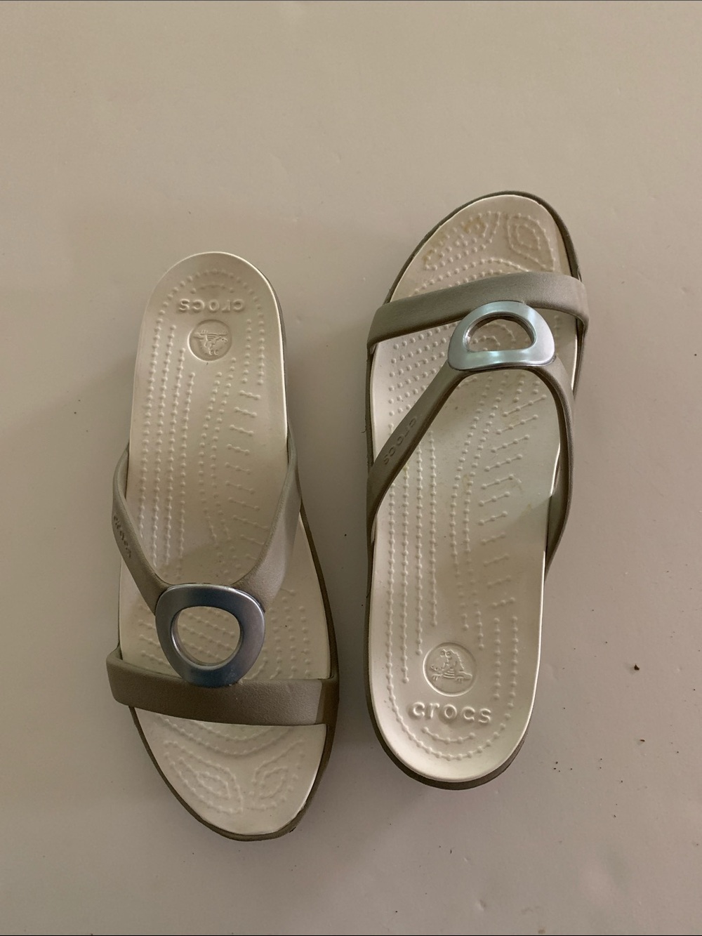 New CROCS Women’s Beige and Gray Slide Sandals with Silver Ring
